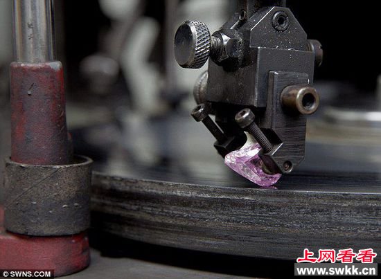 南非稀有粉色钻石重8.41克拉