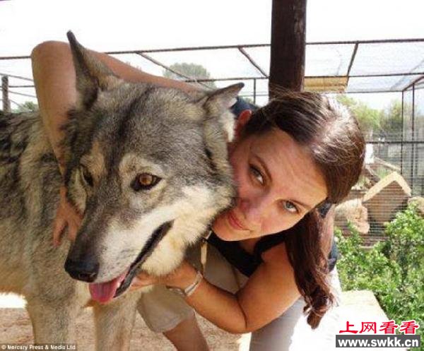 美女与野兽波兰美女与猛兽亲密沟通 图 www.swkk.com