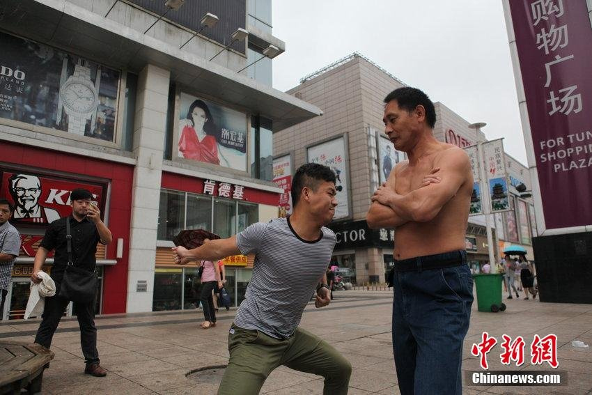 职业挨打 把挨打当职业男子13年挨打10万拳 图