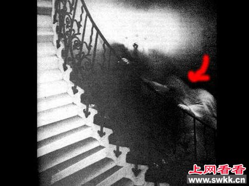 这张照片摄於1966年，拍摄者原本是去参观博物馆，因为博物馆的楼梯很漂亮而拍下这张照片，但洗出来的照片里却出现不明的人影在攀爬楼梯，摄影者保证在他拍摄时这个人影是不存在的