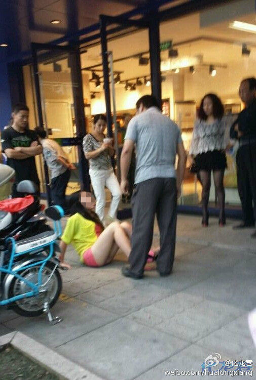 近日，在江苏溧阳的江南春对面的唐家村入口处，一打扮成熟的14岁少女对自己父亲口出脏话，不愿回家，与父亲发生争执，引起围观。网友感叹：据说两个月没回家了，唉，才14岁，打扮成这种样子，真是可怜天下父母心！