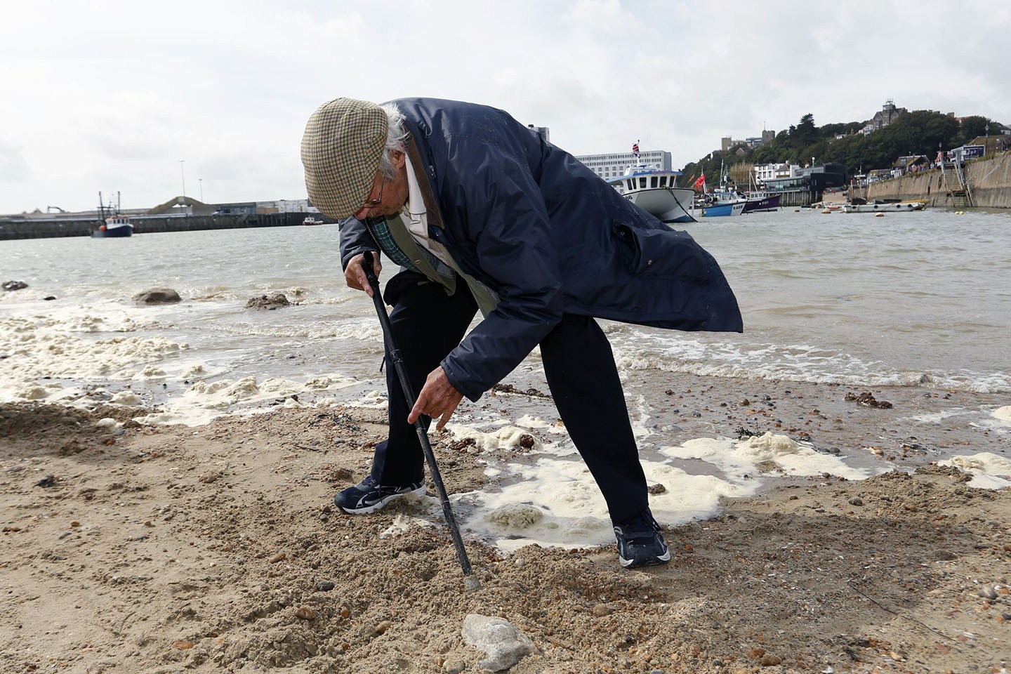 德国艺术家在英国沙滩埋金条引寻宝潮 图