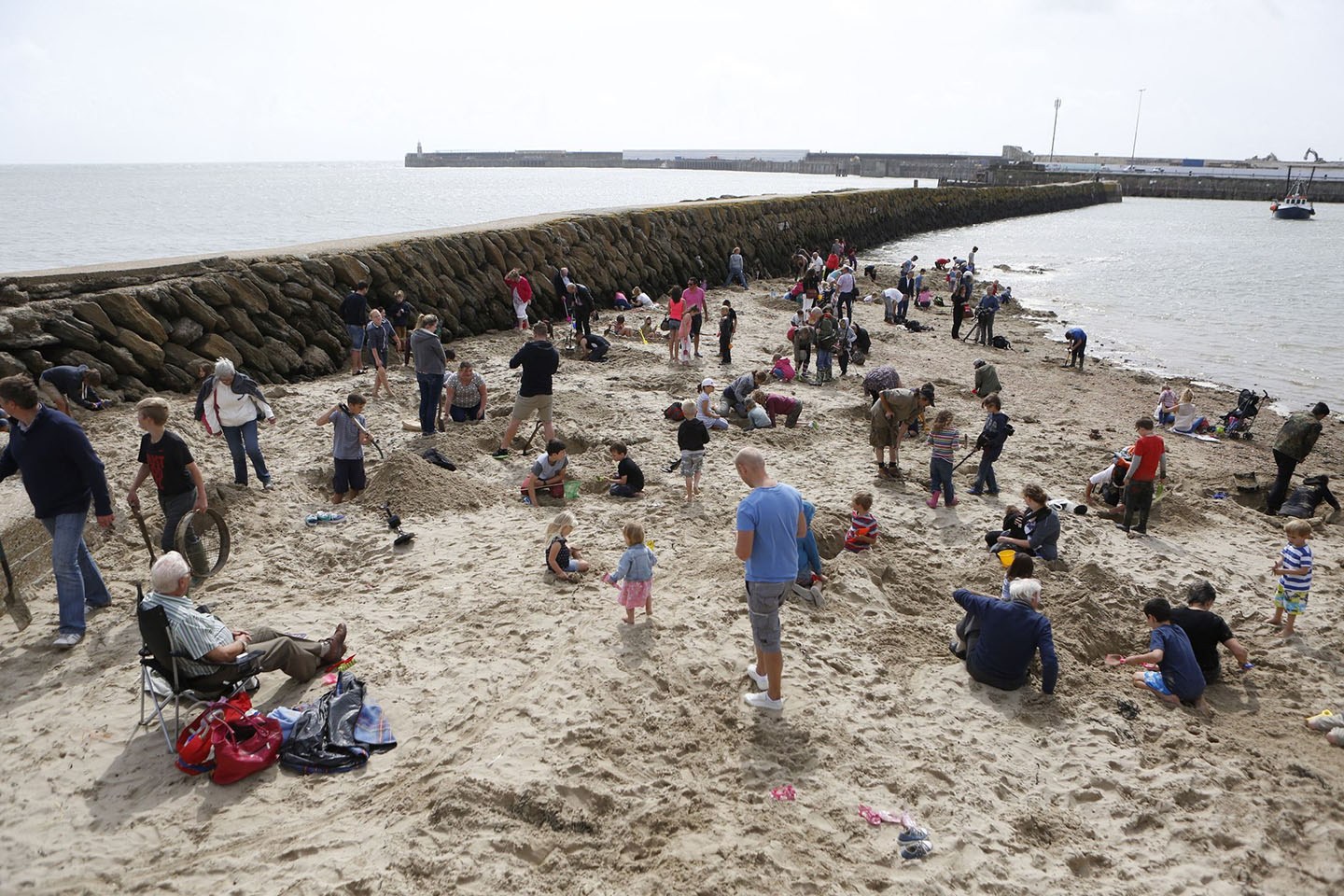 德国艺术家在英国沙滩埋金条引寻宝潮 图