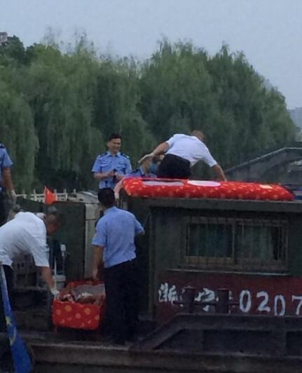 货船经过桥洞 驾驶员不幸被削去脑袋身首异处 图