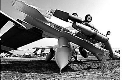 一架F-16战斗机被吹翻压倒在另一架F-16上