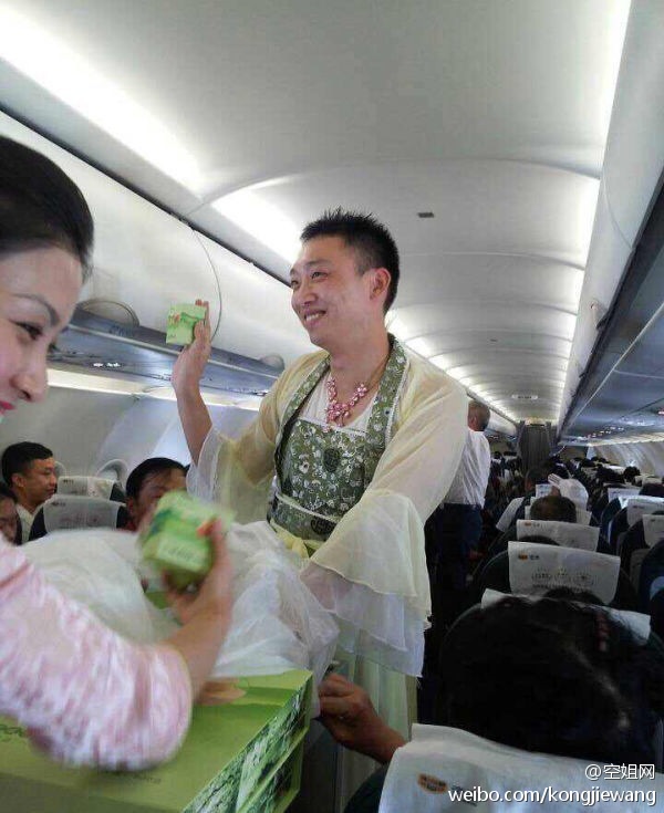 航空公司推出嫦娥空姐男扮女装的“嫦娥”为乘客发月饼 图