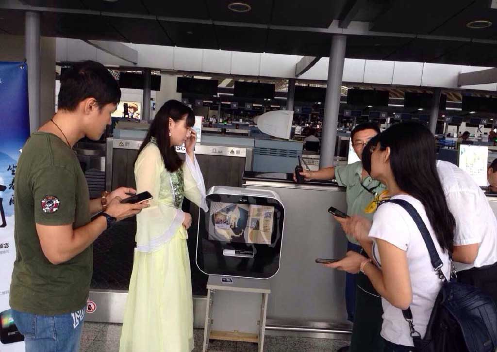 航空公司推出嫦娥空姐男扮女装的“嫦娥”为乘客发月饼 图