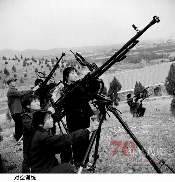 实拍70年代女民兵苦练如何打飞机 图
