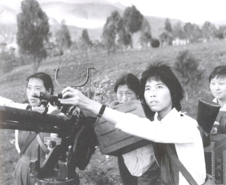 实拍70年代女民兵苦练怎样打飞机 图