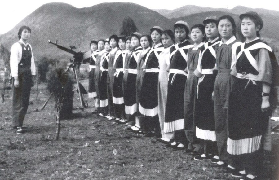 实拍70年代女民兵苦练如何打飞机 图