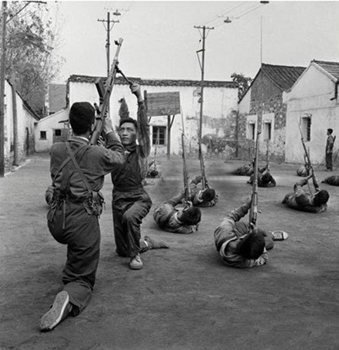 实拍70年代女民兵苦练如何打飞机 图