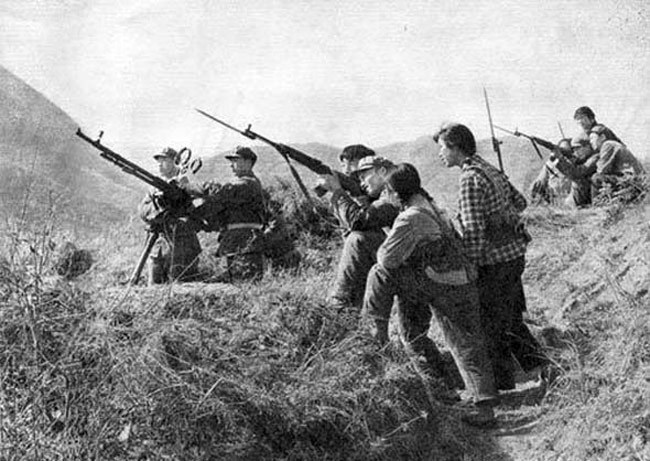 实拍70年代女民兵苦练如何打飞机 图