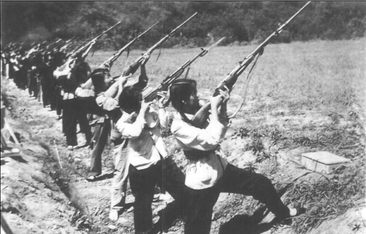 实拍70年代女民兵苦练如何打飞机 图