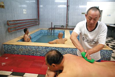 客人在搓澡。近日，百年历史的鑫园浴池宣布将关张。新京报记者