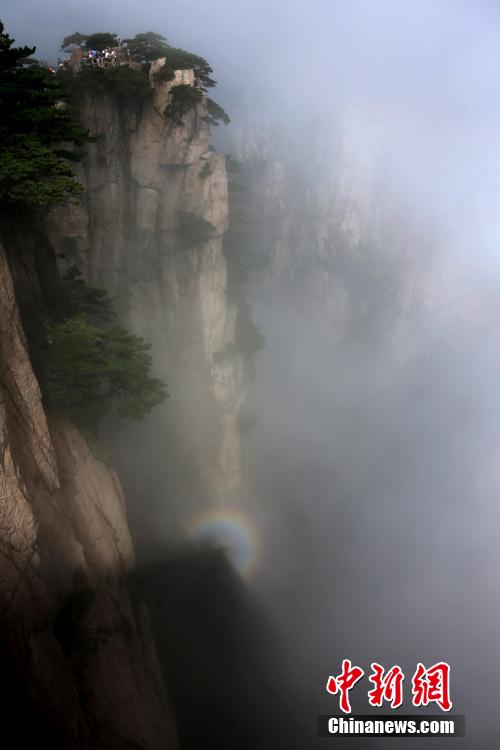 安徽黄山风景区始信峰出现“佛光”景观