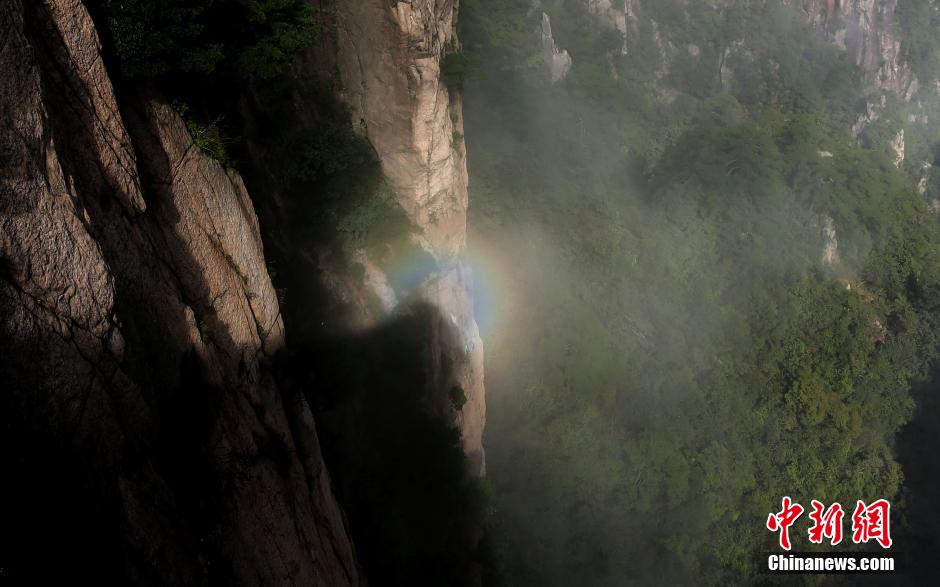 安徽黄山风景区始信峰出现“佛光”景观