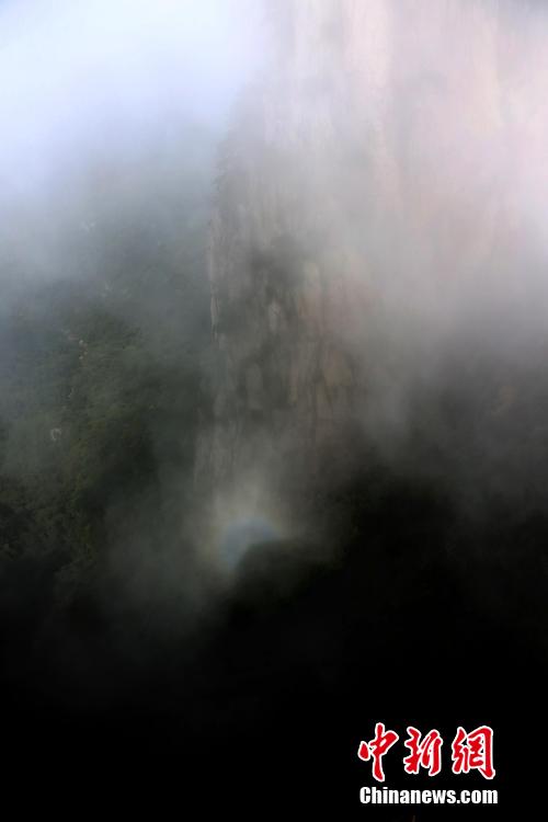 安徽黄山风景区始信峰出现“佛光”景观