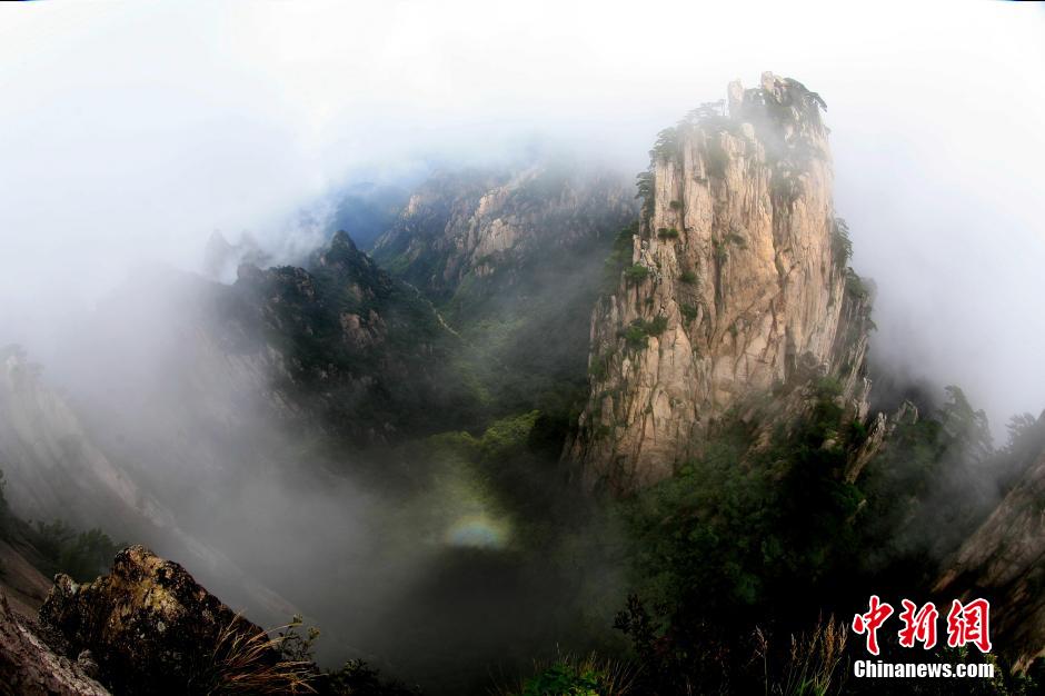 安徽黄山风景区始信峰出现“佛光”景观