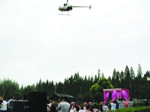 飞机发烧友制造直升机帮朋友接新娘