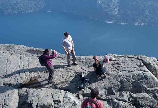 大胆父母将女婴放置600余米高悬崖为其拍照（图）