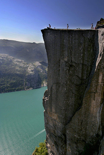 大胆父母将女婴放置600余米高悬崖为其拍照(图)