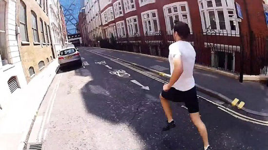 英男子与地铁赛跑 跑1站赶上同一班车 平均时速17.7公里 图