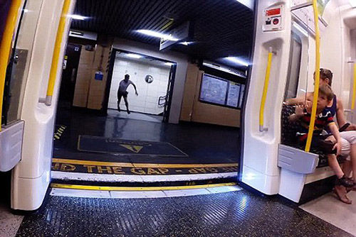 英男子与地铁赛跑 跑1站赶上同一班车 平均时速17.7公里 图