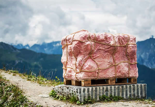 瑞士山顶竖立肉立方体抗议奢侈品