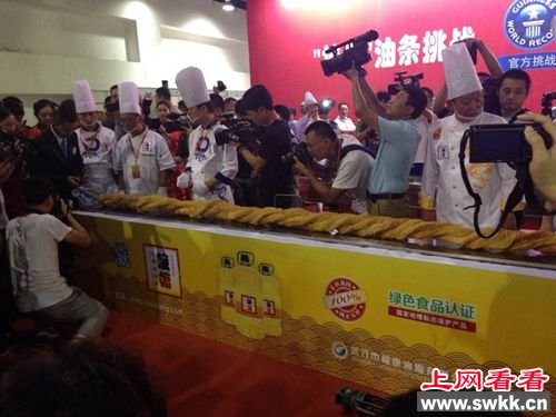 世界最长油条在武汉诞生 全长3.72米