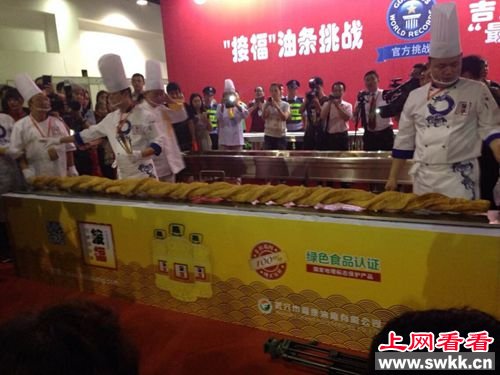 世界最长油条在武汉诞生 全长3.72米