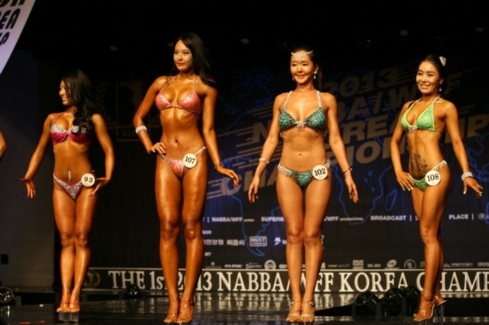 韩国健美大赛众美女后台大秀肌肉身材
