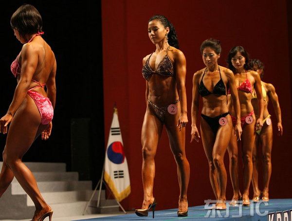 韩国健美大赛众美女后台大秀肌肉身材