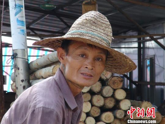 南宁锯木工长神似马云走红