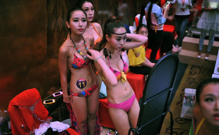 安徽省第四届国际胸模大赛举行决赛，11名佳丽参加决赛角逐