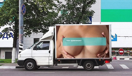 贴有展示女子胸部的广告的卡车行驶在莫斯科街道上。（网页截图）