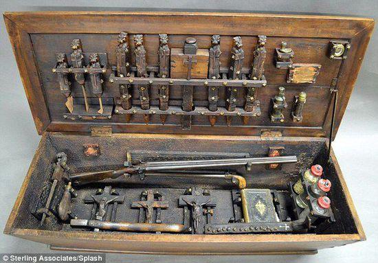 美国新州拍卖吸血鬼猎人工具箱 揭密神秘屠鬼工具