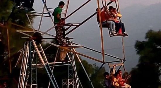 印度摩天轮用人力驱动雇壮男踩动使其运转(图)