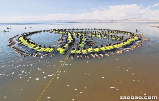 约旦人在死海拼成最大漂浮图案破世界纪录（图）