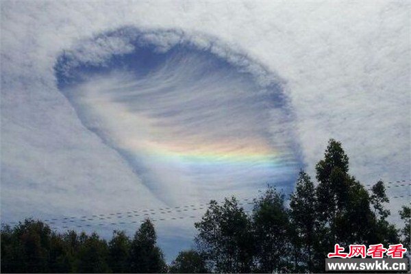 罕见云层奇景 云层被上帝踩了一脚 图