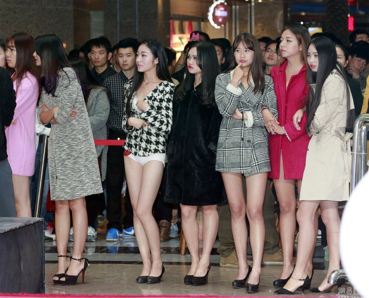 商场办脱光免单众美女穿内衣抢购 图