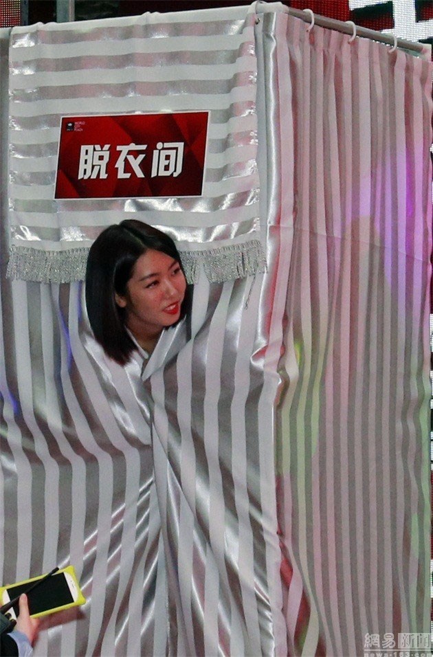 商场办脱光免单众美女穿内衣抢购 图