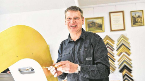 德国兄弟打造黄金儿童滑梯售价近万欧元（图）