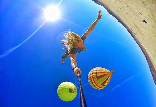 美极限爱好者秀绝技在高空热气球间“荡秋千”