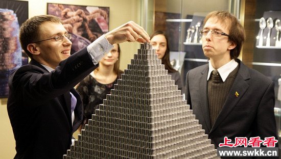 立陶宛100万硬币堆成“金字塔”破世界纪录（图）