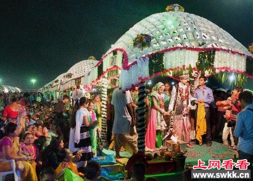 印度富豪出钱帮111位无父女孩买嫁妆办婚礼（图）