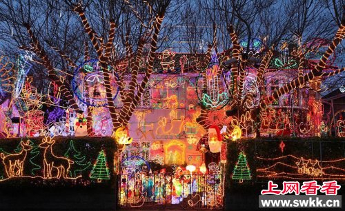 英最大家庭圣诞装饰：20万盏彩灯同时点亮（图）