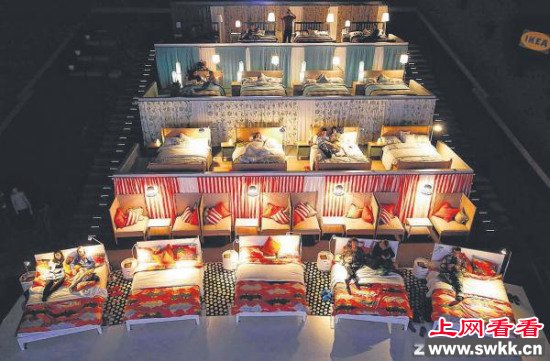 俄电影院将座位改成双人床观众可躺着看电影（图）