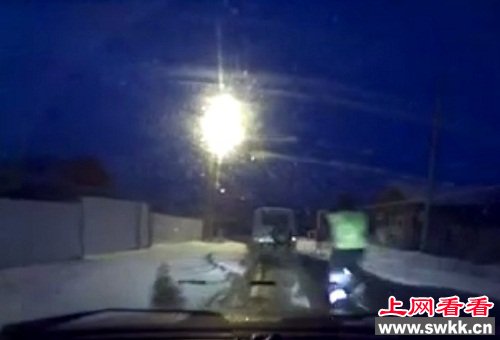 “战斗种族”发威：俄警察跑步追上可疑车辆（图）