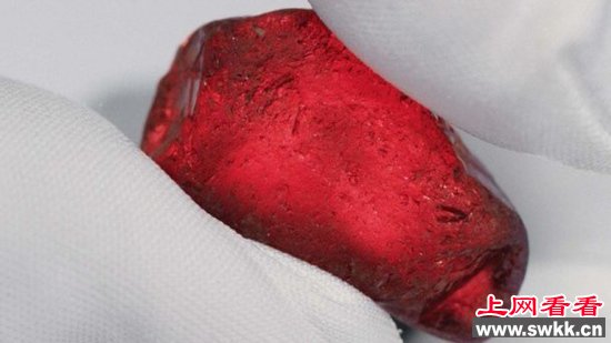 新加坡拍卖罕见红宝石40克拉成交价格保密（图）