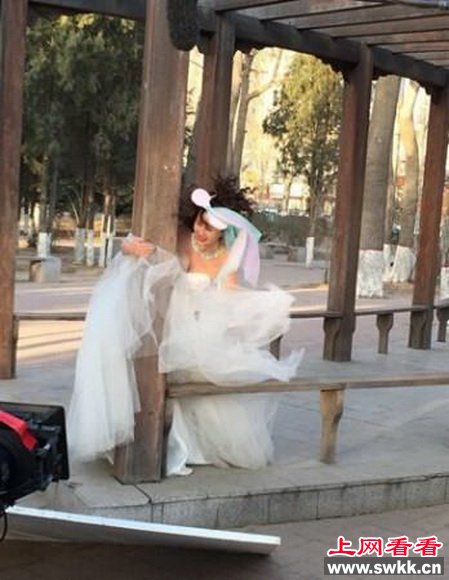 晶女郎孟瑶拍戏摔倒胸着地 欲为36F胸部买保险